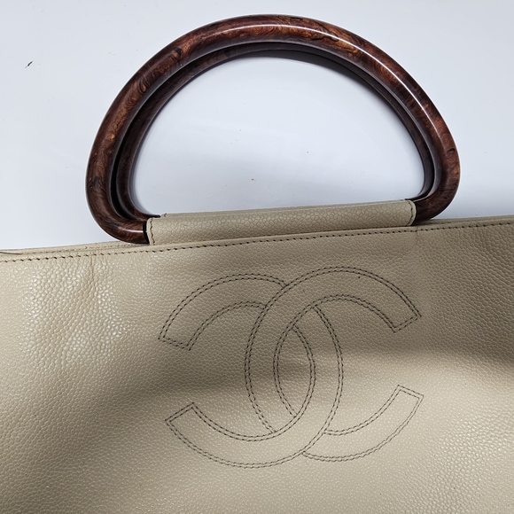 CHANEL Caviar Tote w/wooden handles - Picture 10 of 12